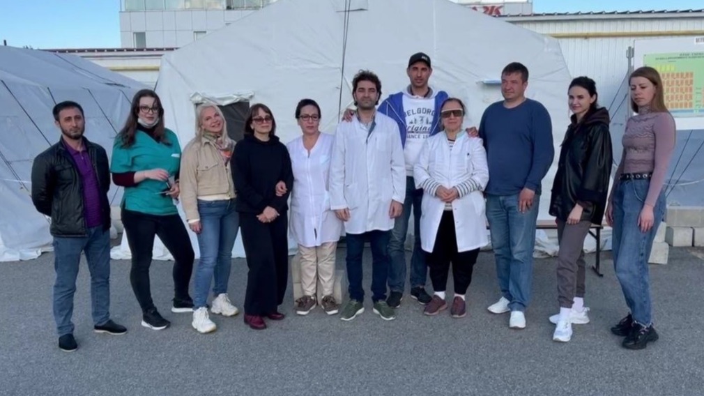 Хирург-маммолог Абрар Хуссейн Хан с коллегами в палаточном лагере