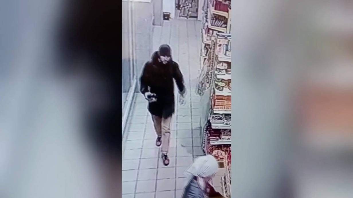Мужчина, угрожая ножом, похитил из столичного магазина рыбу и масло. Видео