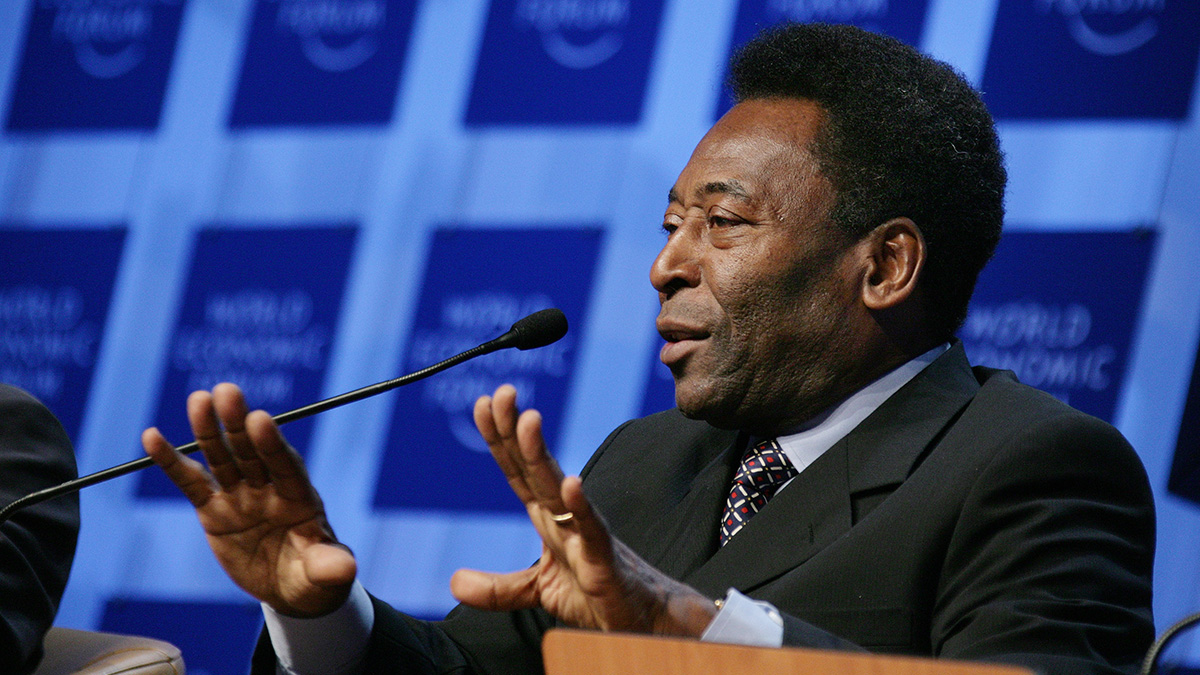 Москвичи возложили цветы у посольства Бразилии в память о Пеле