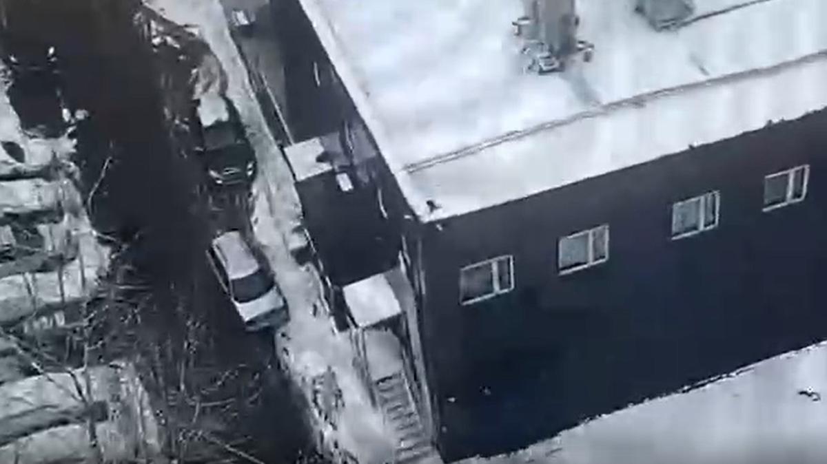 Мужчина пострадал после схода наледи с крыши на западе Москвы