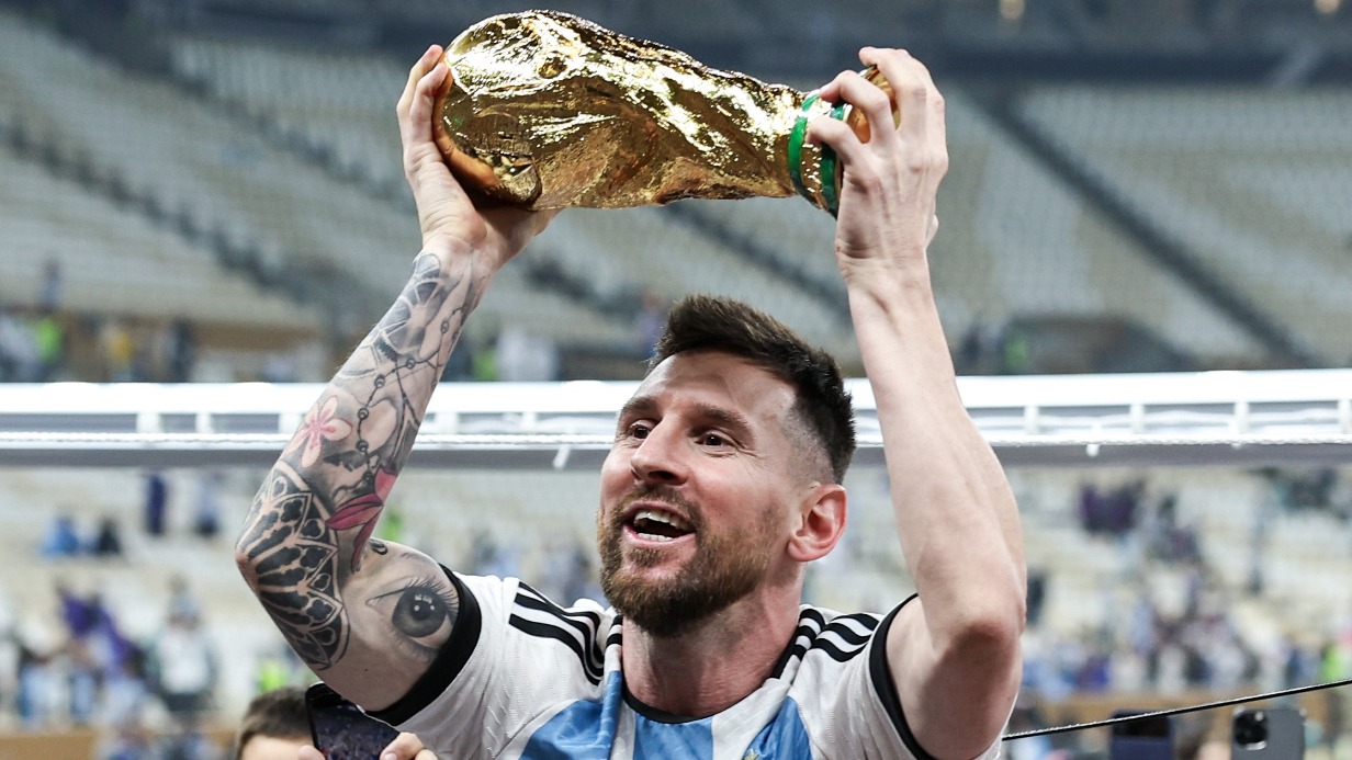 Форвард аргентинской сборной Лионель Месси с Кубком ЧМ по футболу