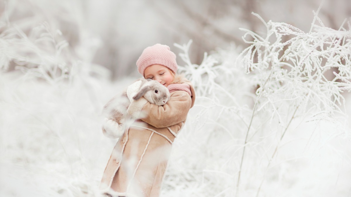 Чтобы год Кролика был успешным, встречайте его в ярких, блестящих или светлых нарядах. Главное, исключите черный цвет — пушистый зверек не любит темноту 