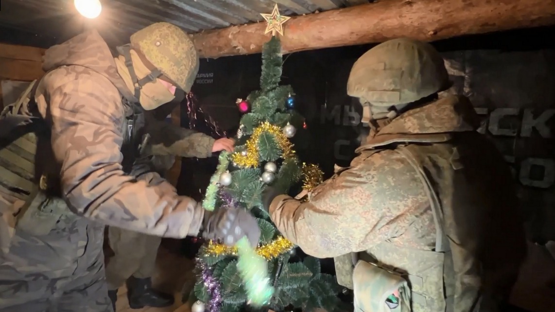 Военнослужащие Центрального военного округа наряжают елку. Несмотря на то что они находятся на передовых позициях проведения СВО, солдаты все равно будут встречать Новый год