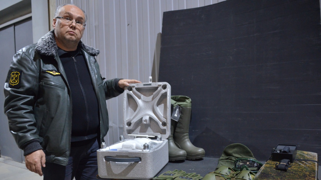 Президент Военно-технического общества Алексей Мигалин собирает дрон, наколенники и другие вещи, чтобы отправить их участникам спецоперации