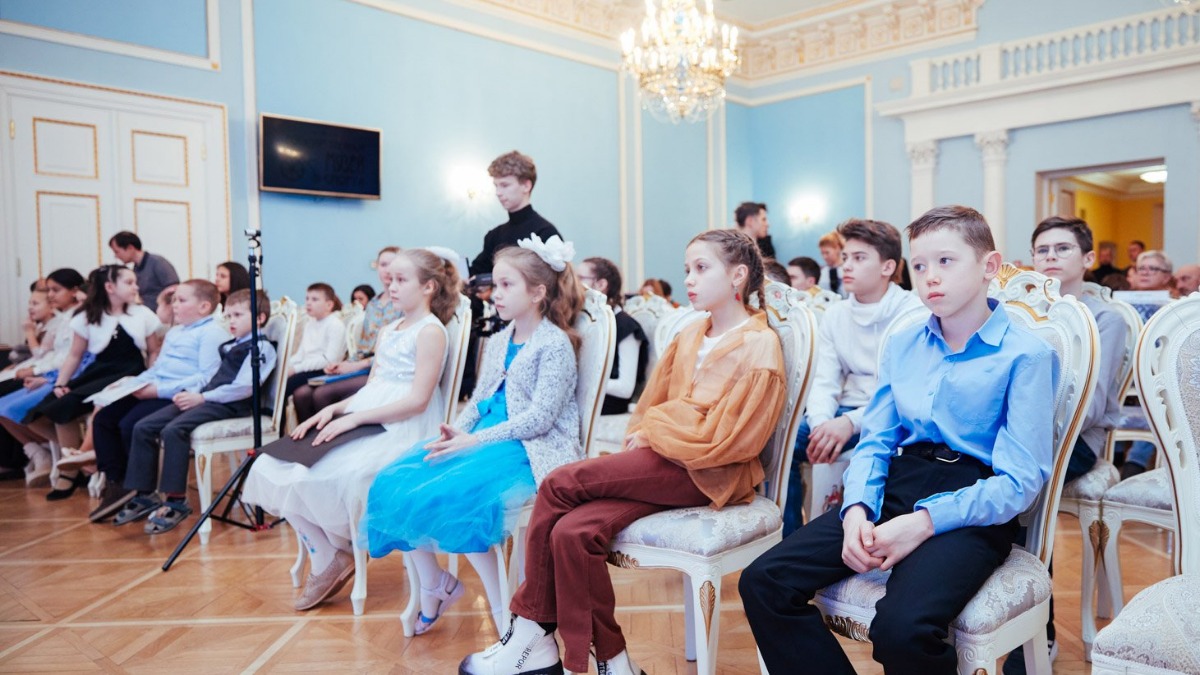  Министр спорта РФ Олег Матыцин и директор Государственного музея спорта Елена Истягина-Елисеева наградили участников всероссийского конкурса рисунков «Россия и спорт»