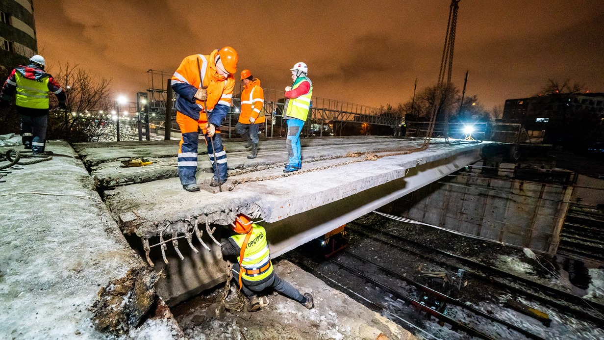 Первый этап демонтажа балок пролетных строений завершили на Жуковском путепроводе