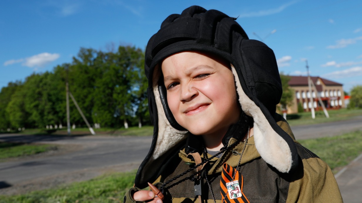 Алеша Павличенко встречает солдат