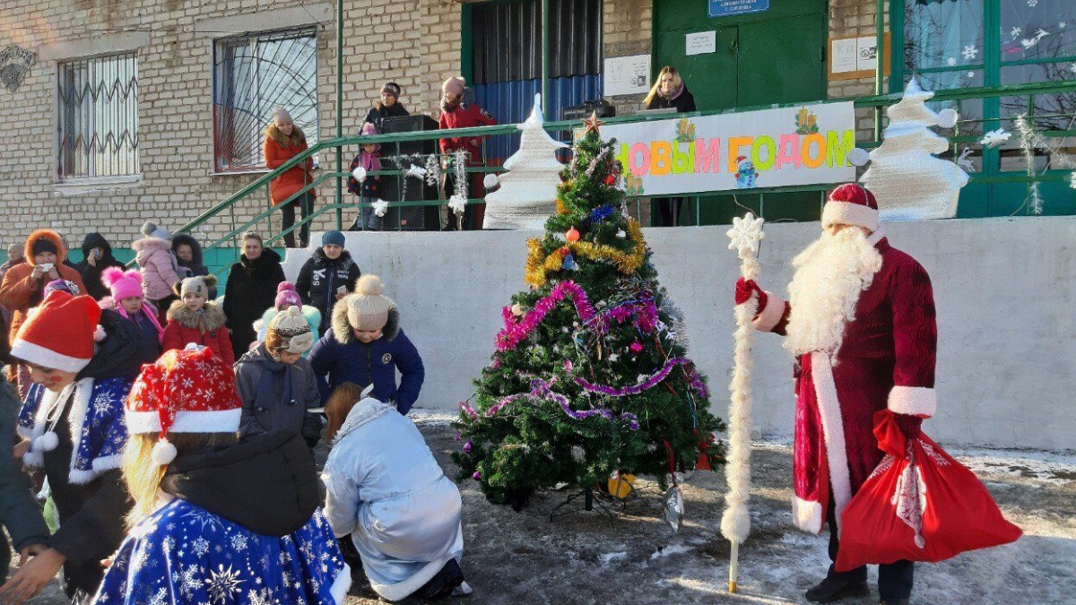 Жители села Зайцево вместе с Дедом Морозом и Снегурочкой отмечают Новый год