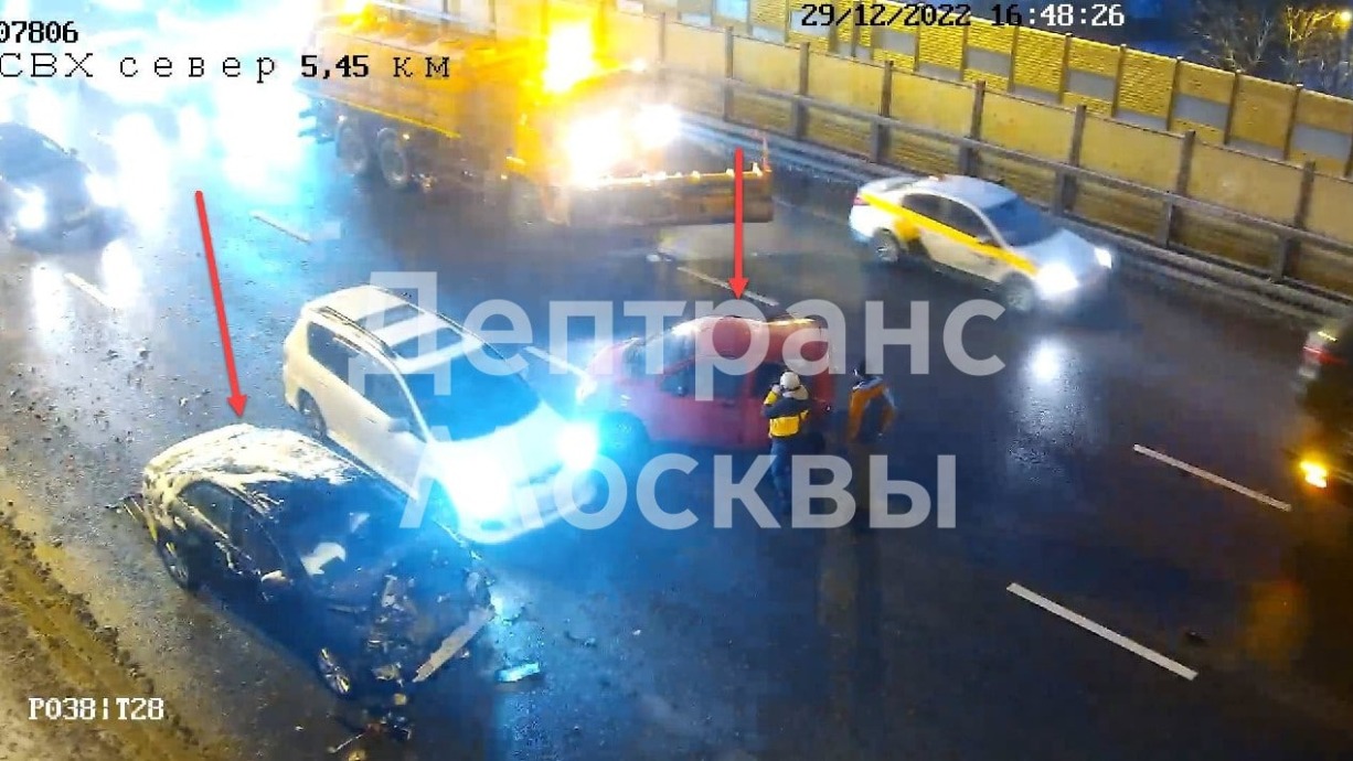 Два автомобиля столкнулись на севере столицы