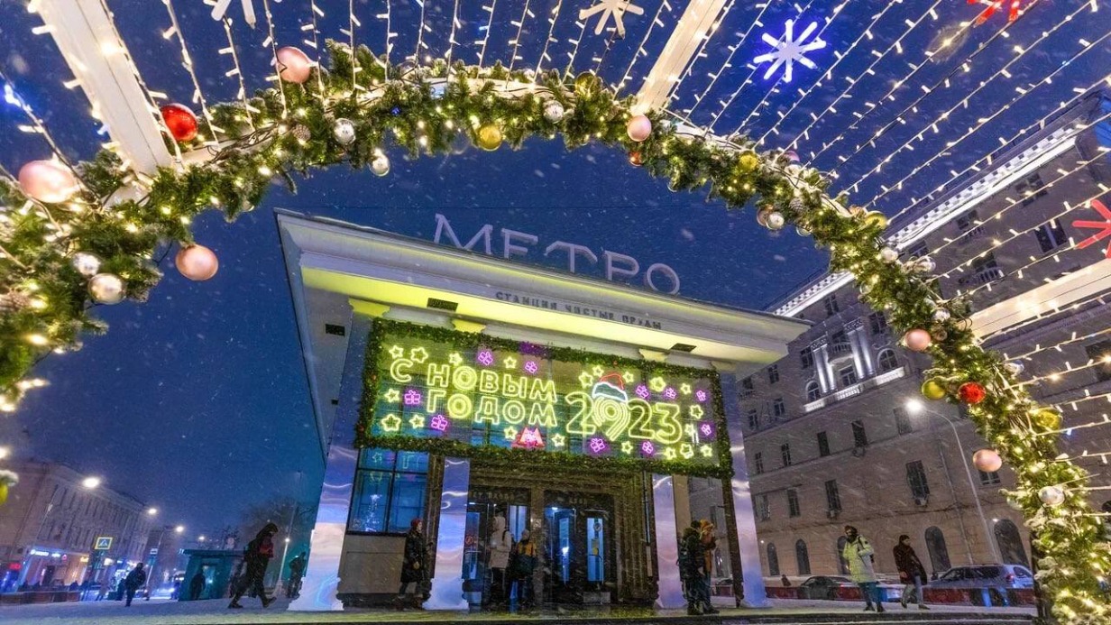 Станции метро Москвы украсили к Новому году