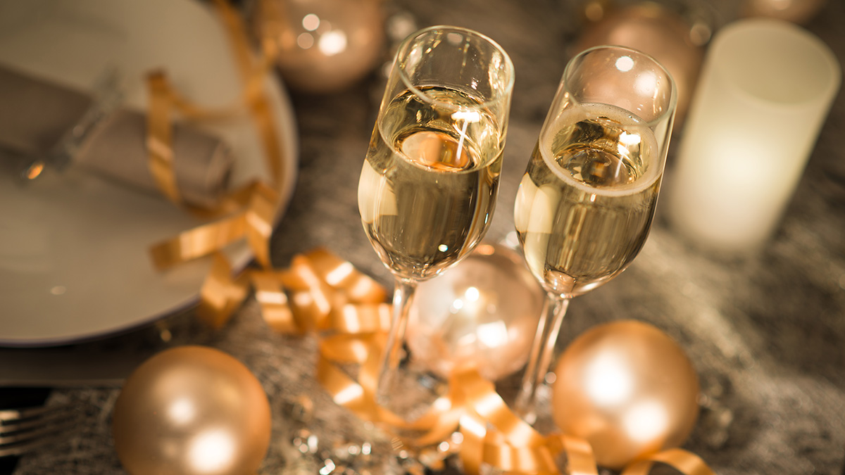 Врач Кондрахин посоветовал выпивать не больше бокала шампанского на Новый год