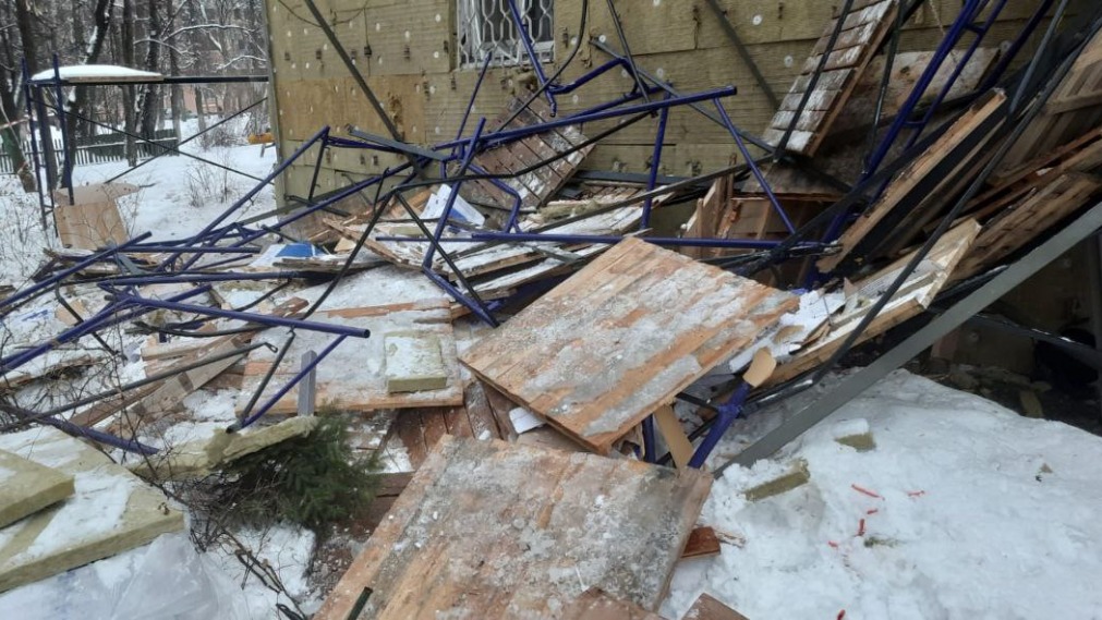 Двое рабочих пострадали в Подмосковье в результате обрушения строительных лесов