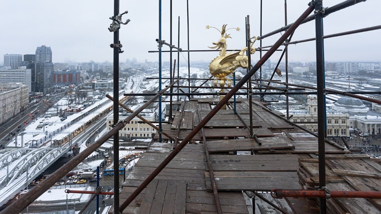 Флюгер в виде золотого дракона вернули на главную башню Казанского вокзала