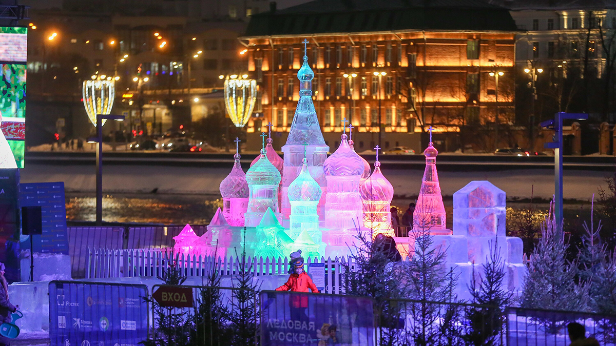 Мужчина попытался украсть скульптуру «Ледовой Москвы» в Парке Победы