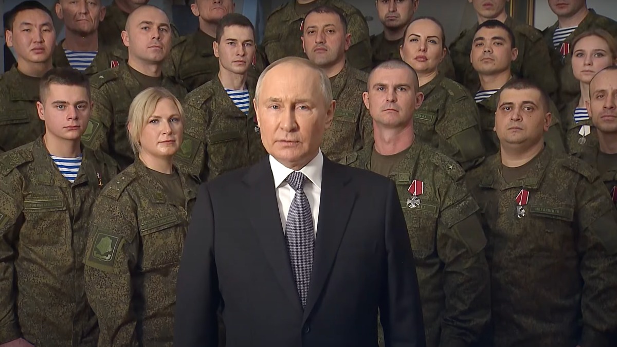 Владимир Путин выступил с новогодним обращением в окружении военных