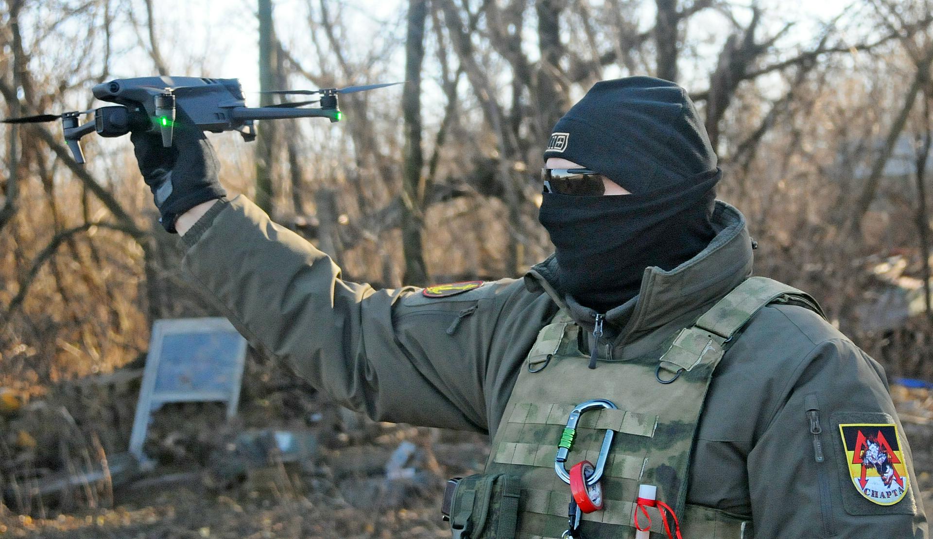 Начальник учебного центра беспилотных систем с позывным «Инок» демонстрирует военнослужащим работу современных дронов и обучает будущих операторов управлять коптерами