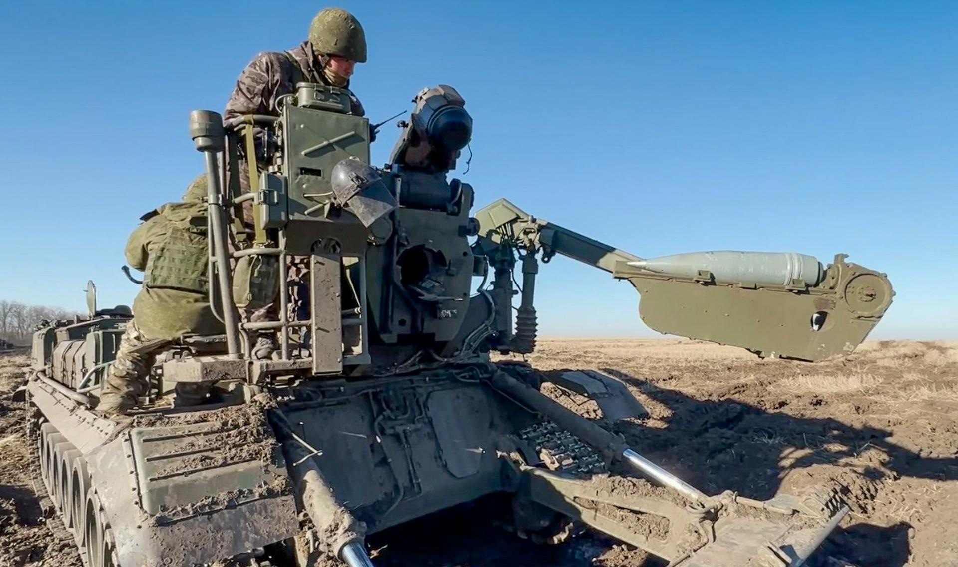 Расчеты самоходной артиллерийской установки «Малка» работают в зоне проведения СВО