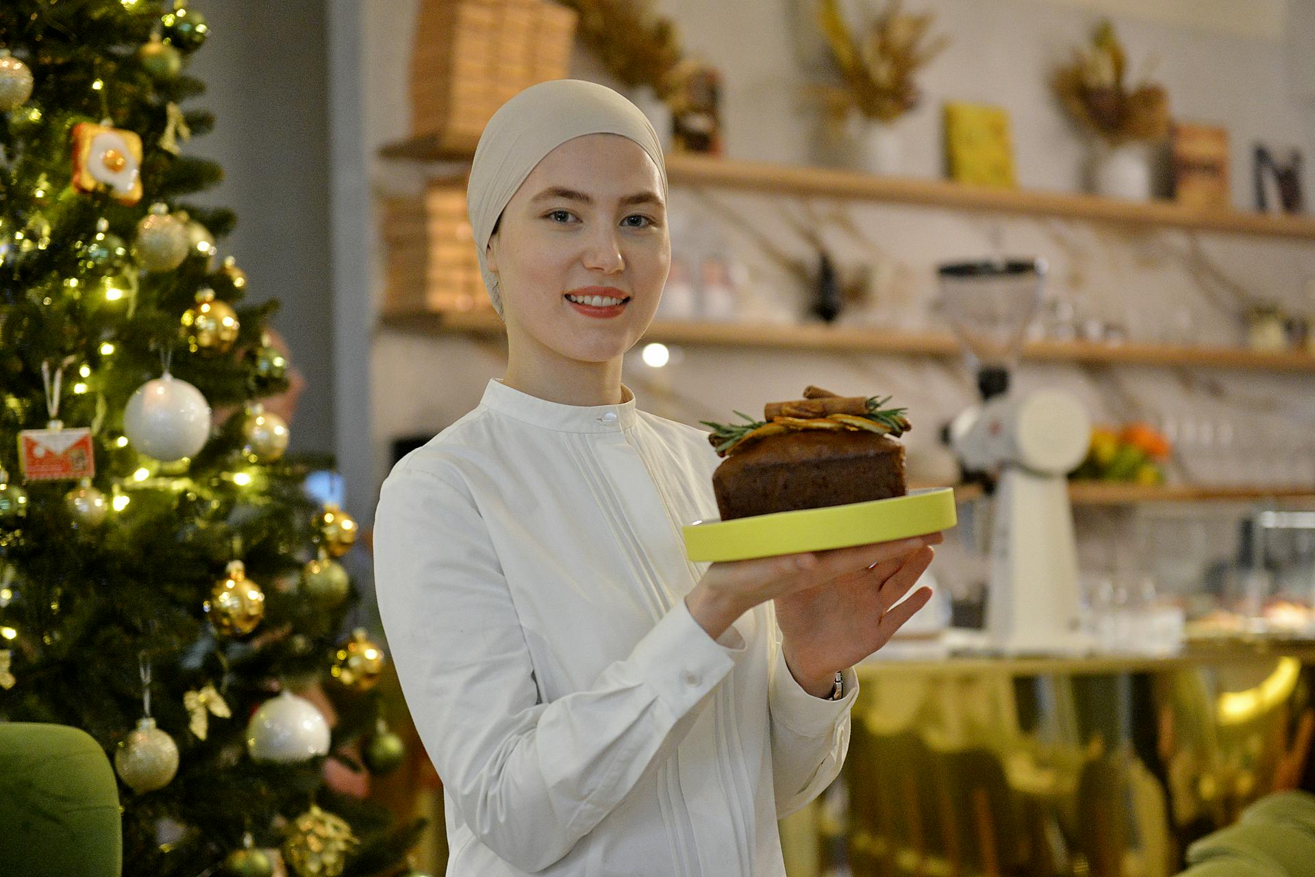 Шеф-кондитер Лиза Батт приготовила морковный кекс с корицей и розмарином, который точно понравится Черному Водяному Кролику — символу наступающего года