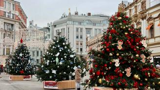 Выставка дизайнерских елей начала работу на Кузнецком мосту