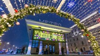 Станции метро Москвы украсили к Новому году