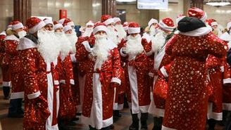 Работники Московского транспорта поздравили пассажиров в метро в образе Дедов Морозов