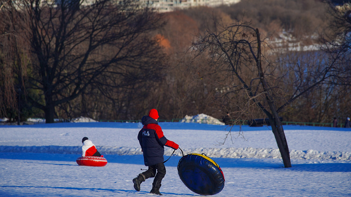СК возбудил дело после смерти студентки, которая врезалась в забор на тюбинге