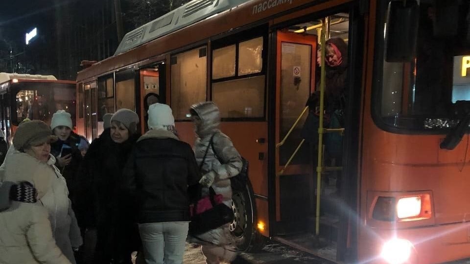 Более 50 туристов застряли ночью в автобусе посреди трассы в Нижегородской области