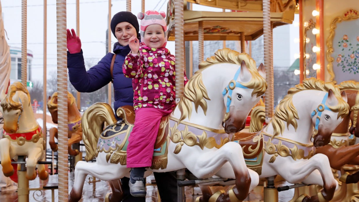 Москвичка Анна Погорельская с дочкой Екатериной на площадке фестиваля «Путешествие в Рождество» в районе Зябликово, где расположены детские аттракционы, гастрономические шале и павильоны, в которых проходили увлекательные лекции и мастер-классы