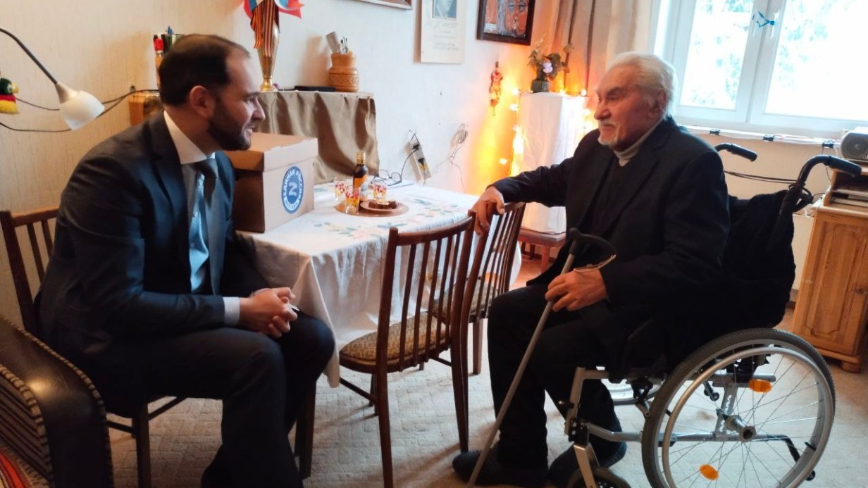 Московские единороссы поздравили ветеранов войны с новогодними праздниками