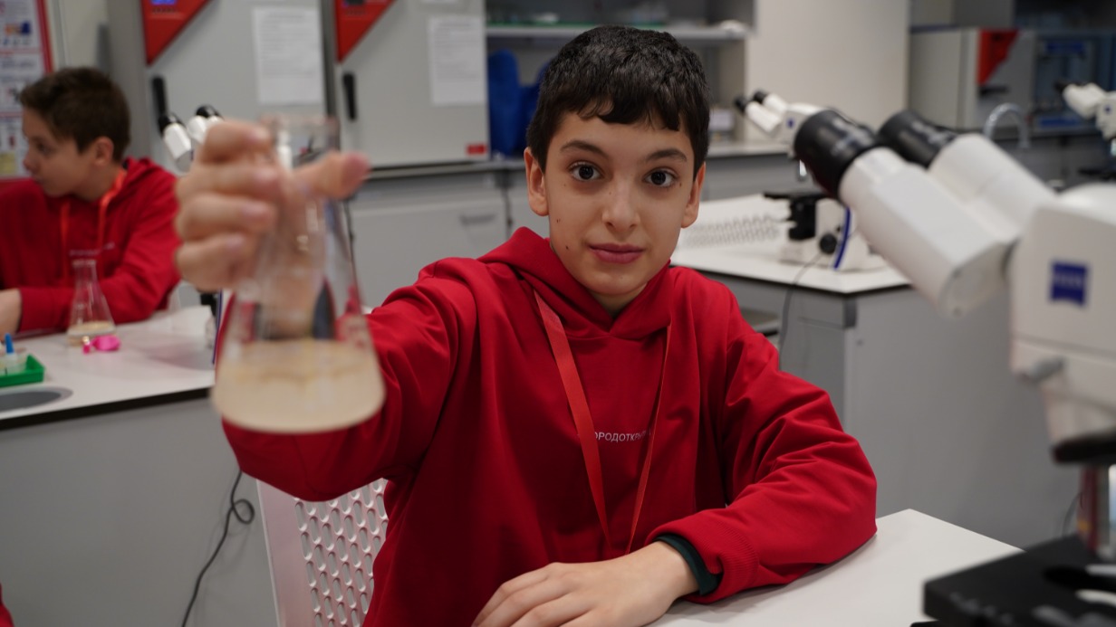 12-летний Дмитрий Макаров во время мастер-класса в павильоне «Заповедное посольство» в парке «Зарядье». Школьника из Херсона пригласили на каникулы в столицу в рамках проекта «Город открытий»