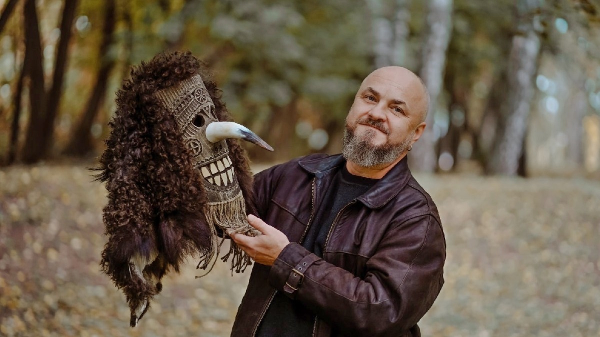 Резчик по дереву Алексей Блинов держит в руках только что завершенную маску «Шуликун», название которой отсылает к святочным духам в поверьях народов Русского Севера, Урала, Сибири и Дальнего Востока