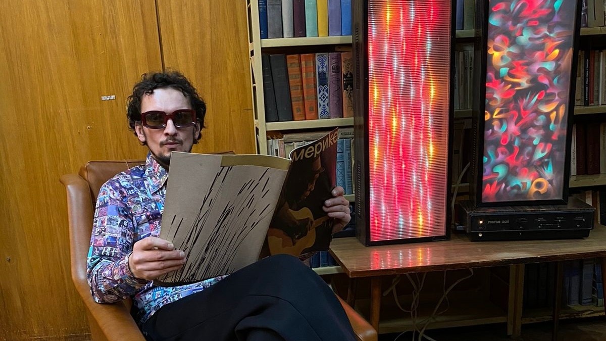 Коллекционер Роман Крылов на фоне светоцветового устройства «Ростов-Дон» производства РПО «Горизонт»