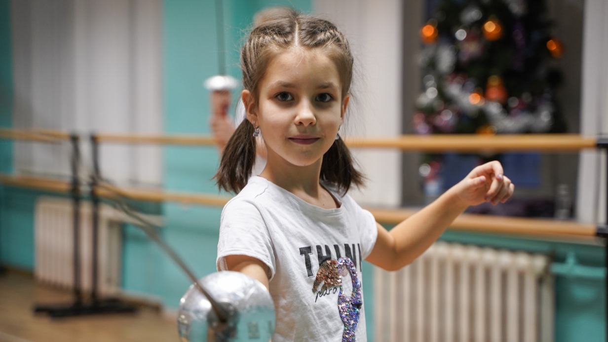 Москвичка Ярослава Агарышева отрабатывает свои навыки в нанесении уколов противнику во время занятий по фехтованию в столичном спортивно-досуговом центре «Кентавр»