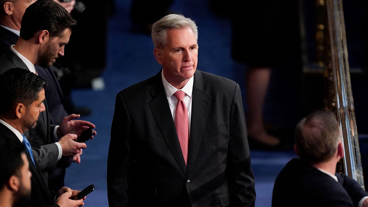 Сенатор Манчин назвал позором для США смещение спикера Маккарти