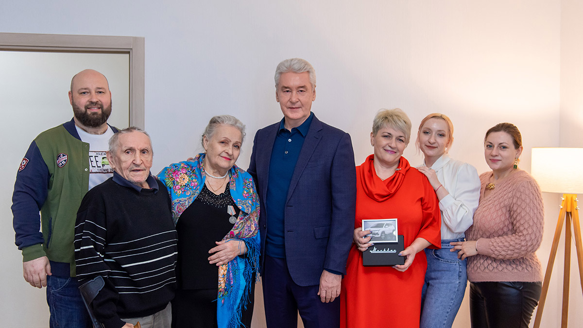 Собянин подарил «Москвич» семье стотысячного участника программы реновации