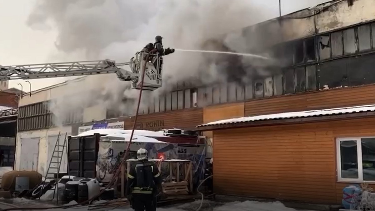 Пожар на складе в районе станции метро «Дмитровская» на северо-востоке Москвы потушен