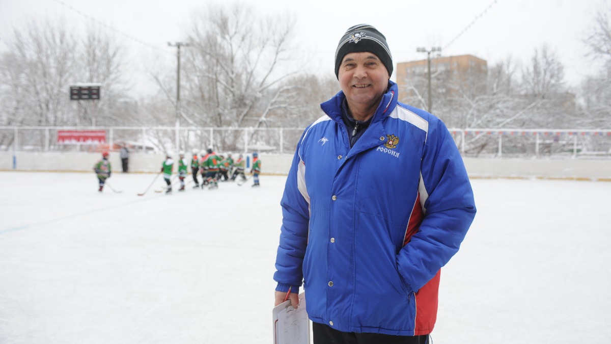 Главный тренер хоккейного клуба «Юниор» Бутырского района Василий Анисимов во время тренировки команды на домашней ледовой площадке, которая расположена по адресу: улица Милашенкова, 12а