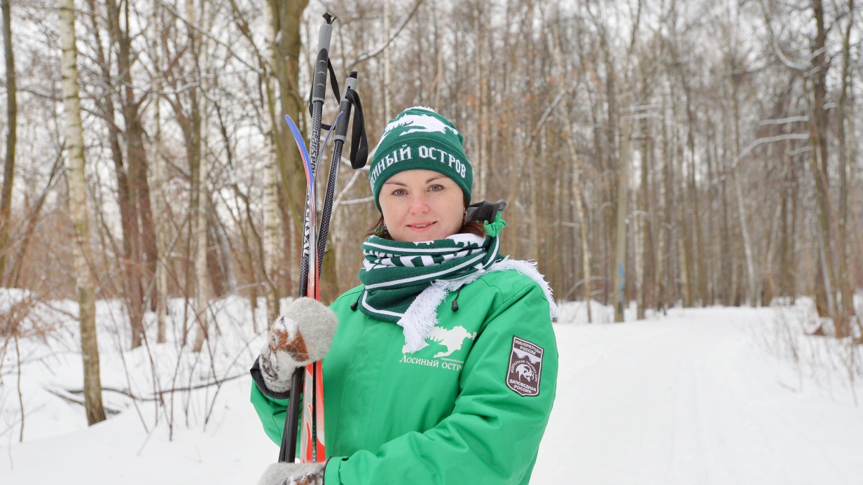 Заместитель директора по благоустройству Национального парка «Лосиный Остров» Ольга Шульгина стоит на старте 25-километровой лыжной трассы, которая соединяет четыре района Восточного и Северо-Восточного округов Москвы. Маршрут проложили так, чтобы не мешать обитателям природной территории