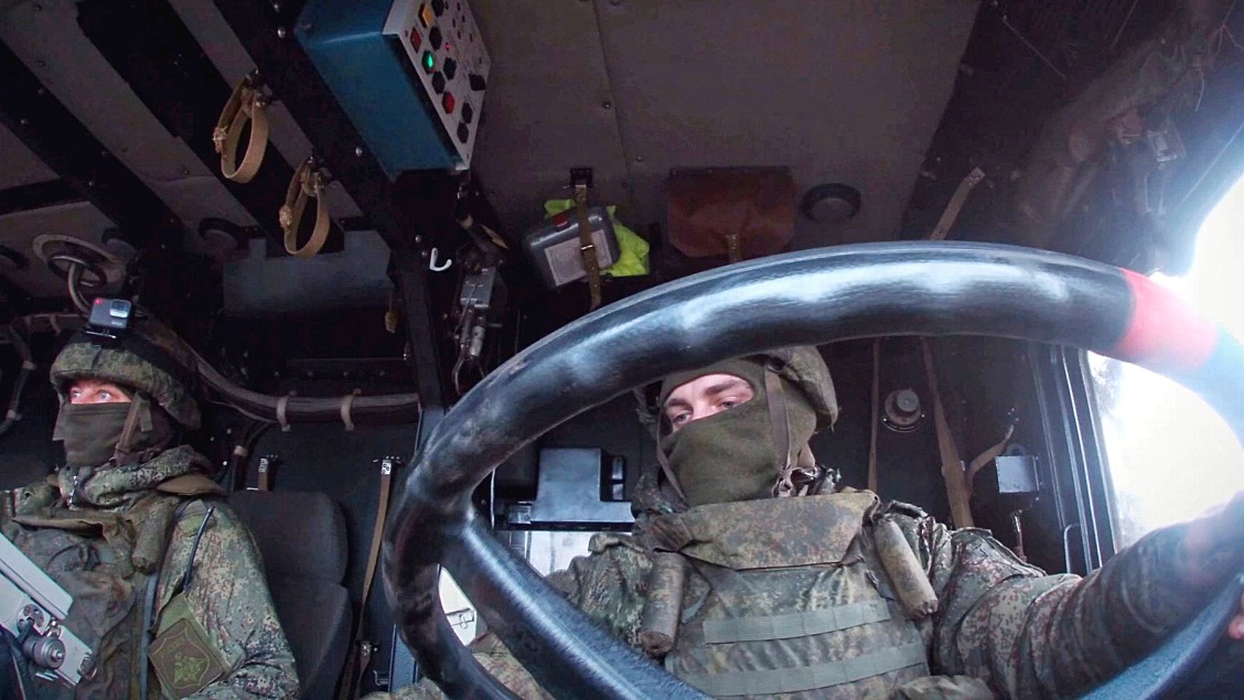 Военнослужащий ВС РФ за рулем оперативно-тактического ракетного комплекса (ОТРК) «Искандер» Западного военного округа в зоне проведения СВО
