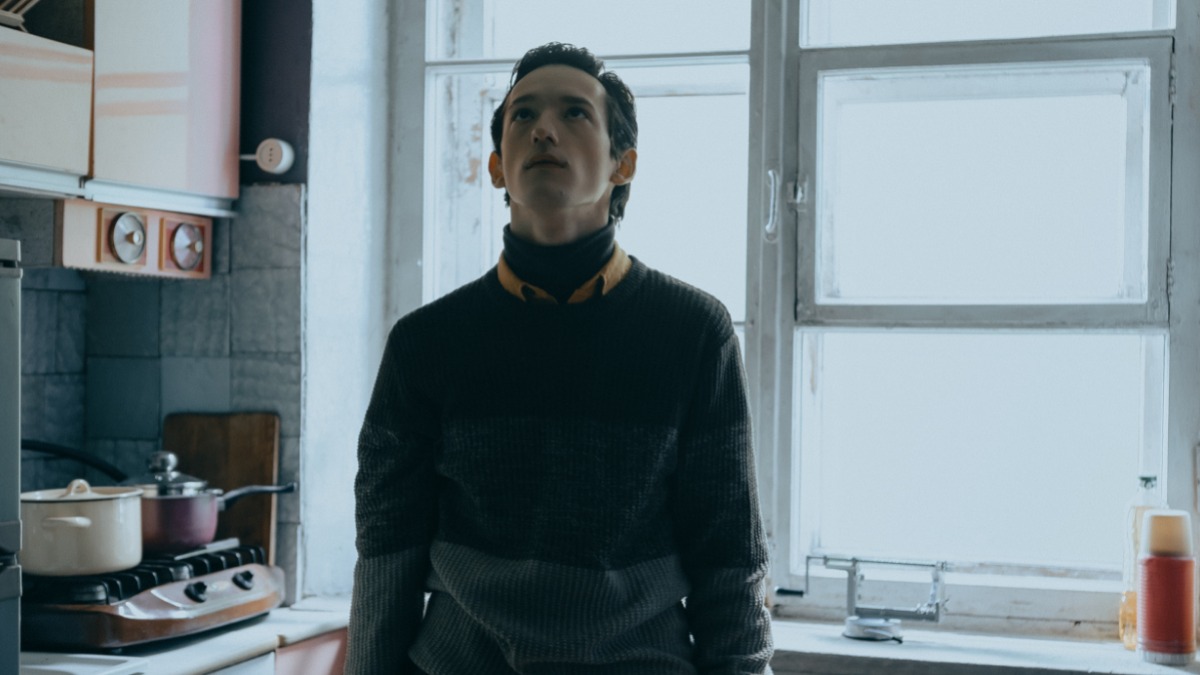 Кадр из сериала «Замерзшие». В этой детективной истории актер Владимир Канухин играет роль Мити — тихого и своеобразного паренька с непростым прошлым из похоронного бюро