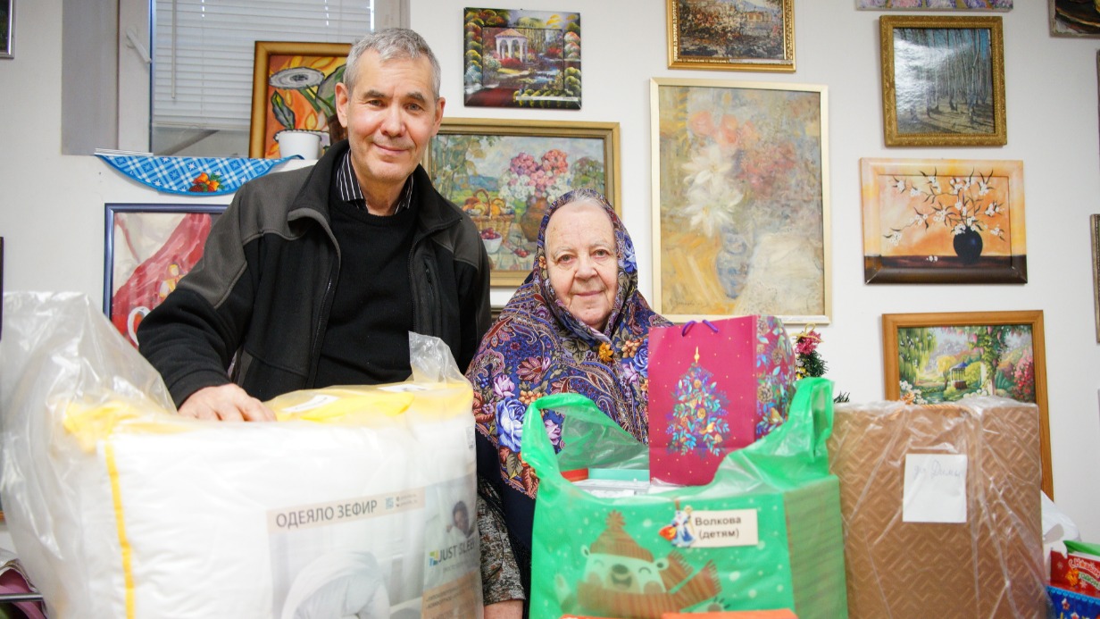 Сотрудник благотворительного фонда «Русская береза» Стефан Бурганов вместе с волонтером Верой Лапиковой разбирают гуманитарную помощь, которую передадут беженцам
