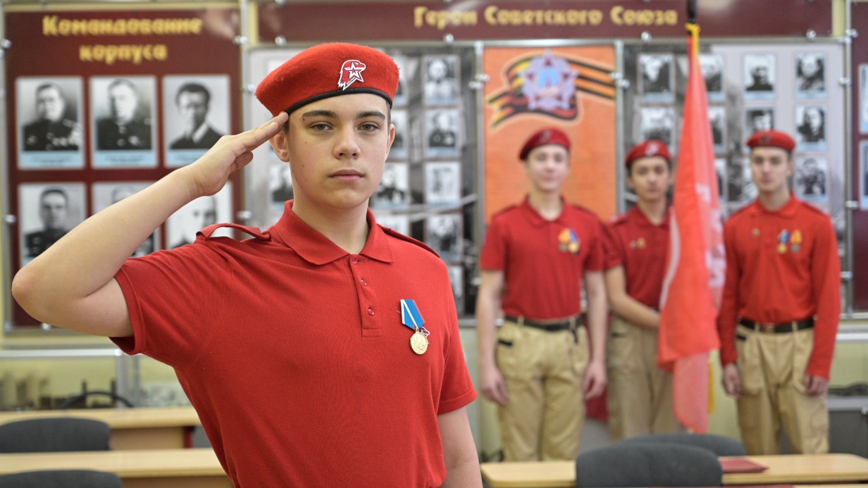 Ученики школы № 1500 Кирилл Лямзин (на переднем плане), Андрей Коробенков, Даниэль Шевченко и Андрей Фомин (на заднем плане слева направо) планируют пройти дополнительное обучение в рамках второго потока модульных программ «Московский юнармеец»