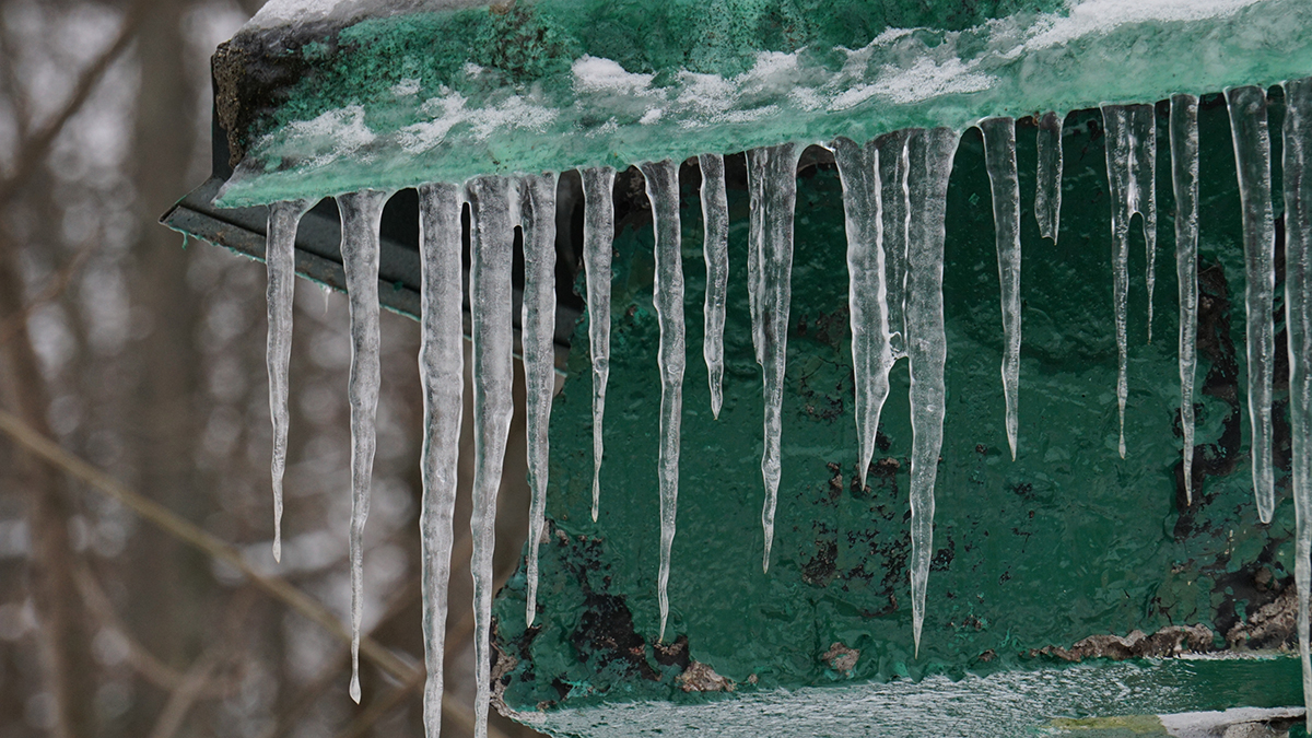 Восьмиклассник получил травмы после падения на него сосульки в Кирове