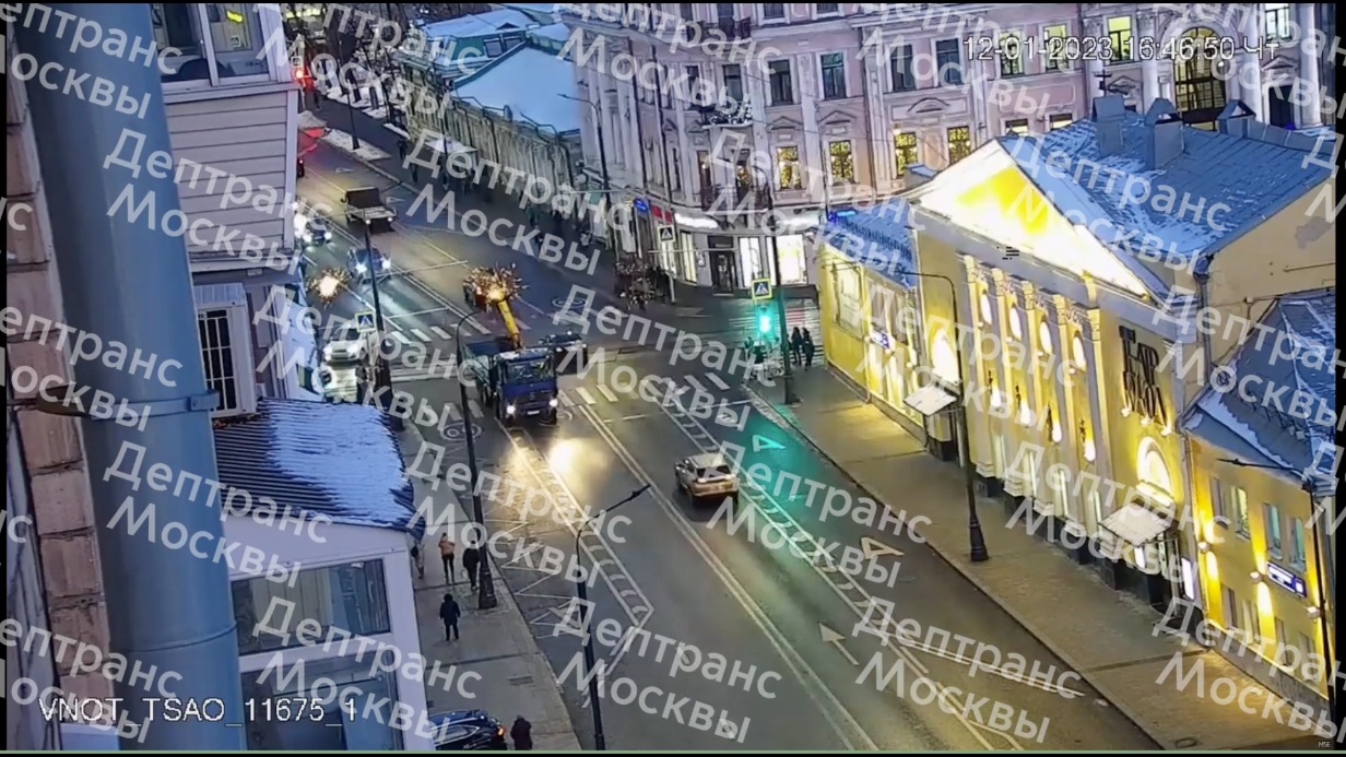 Грузовик с краном оборвал контактную сеть трамваев в центре столицы
