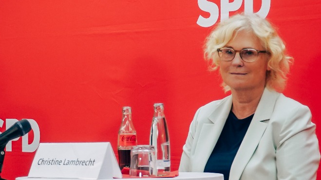 Bild: Глава Минобороны Германии Ламбрехт решила подать в отставку