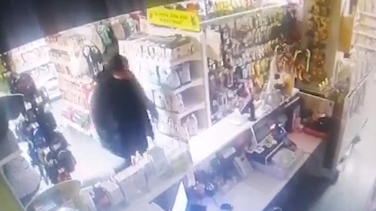 Мужчина вломился в магазин на юго-западе Москвы и украл кассовый аппарат