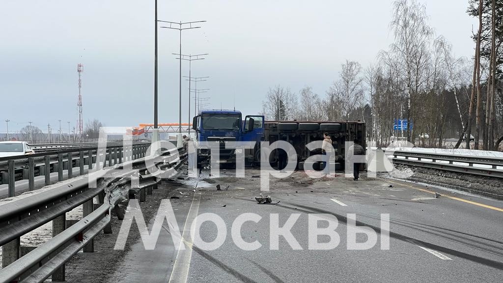 Движение на ЦКАД перекрыто из-за перевернувшегося грузовика