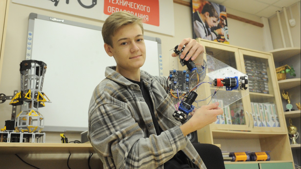 Ученик школы № 1535 Дмитрий Бруцкий держит в руках свое изобретение — аппаратно-программный комплекс для управления мобильным роботом, который он создал на занятиях в кружке робототехники в Московском дворце пионеров на Воробьевых горах