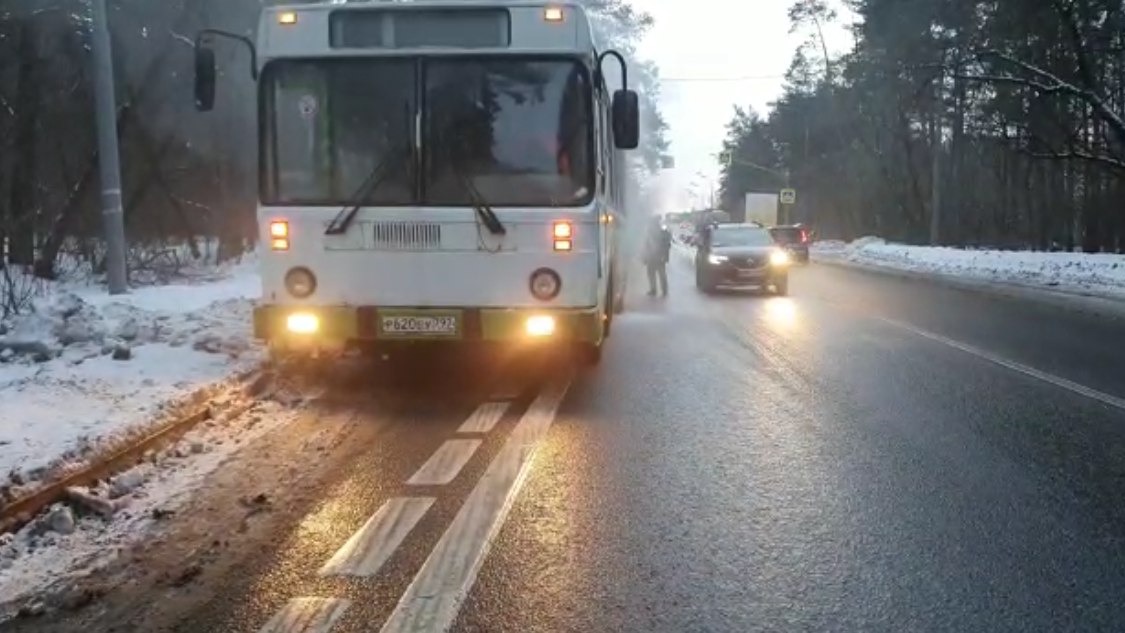 Росгвардейцы спасли людей из горящего автобуса на западе Москвы