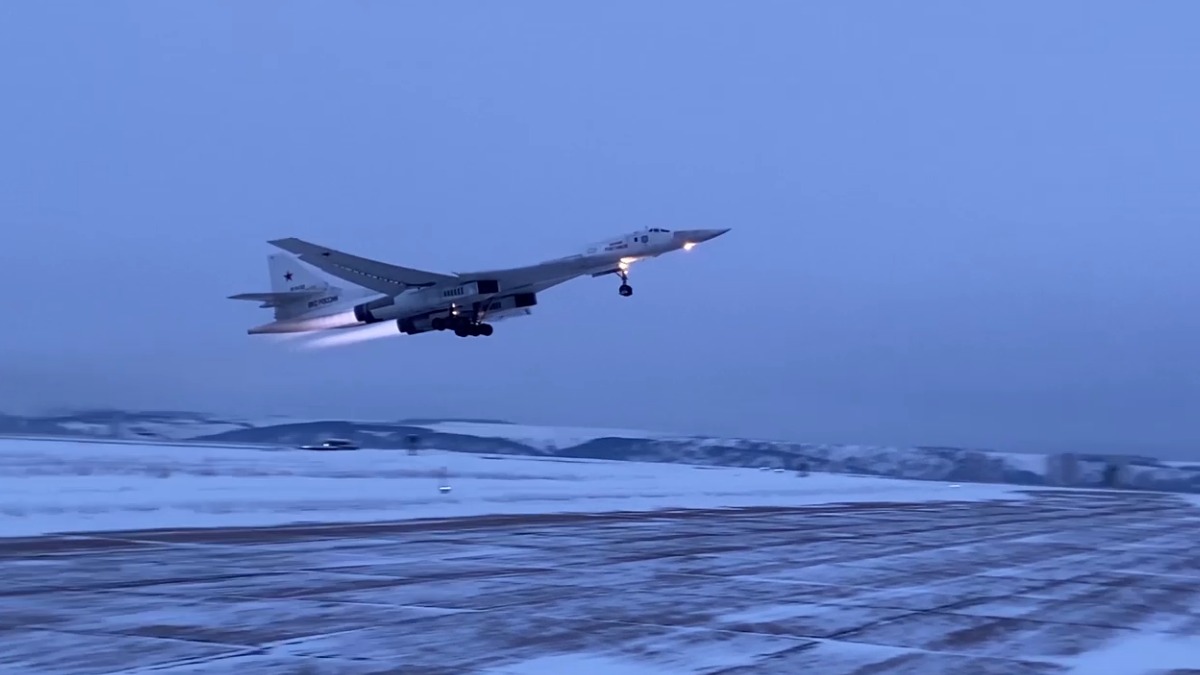 Российские Ту-160 выполнили 10-часовой полет над водами Северного Ледовитого океана